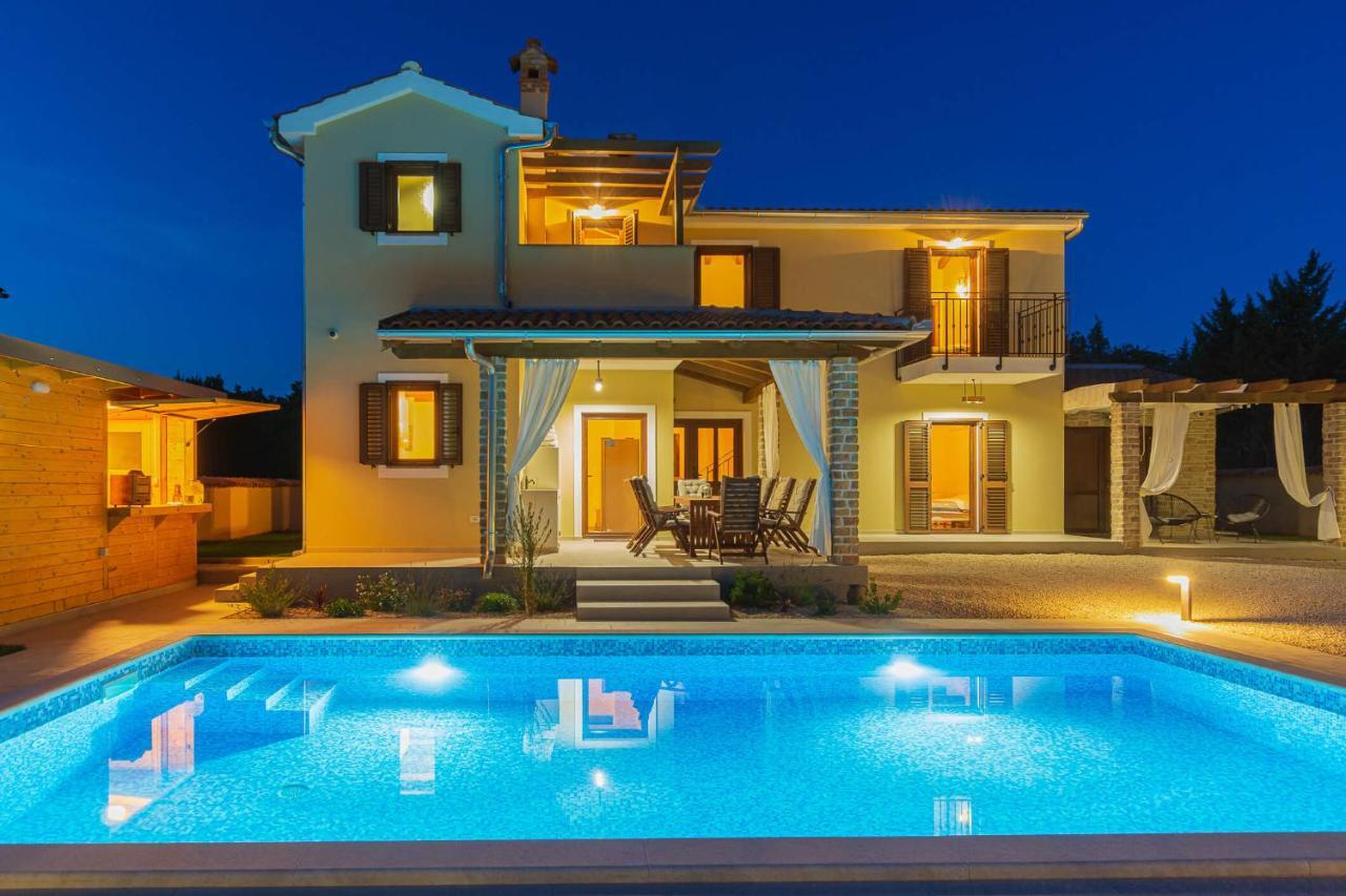 David - Luxurious Secluded With A Heated Pool