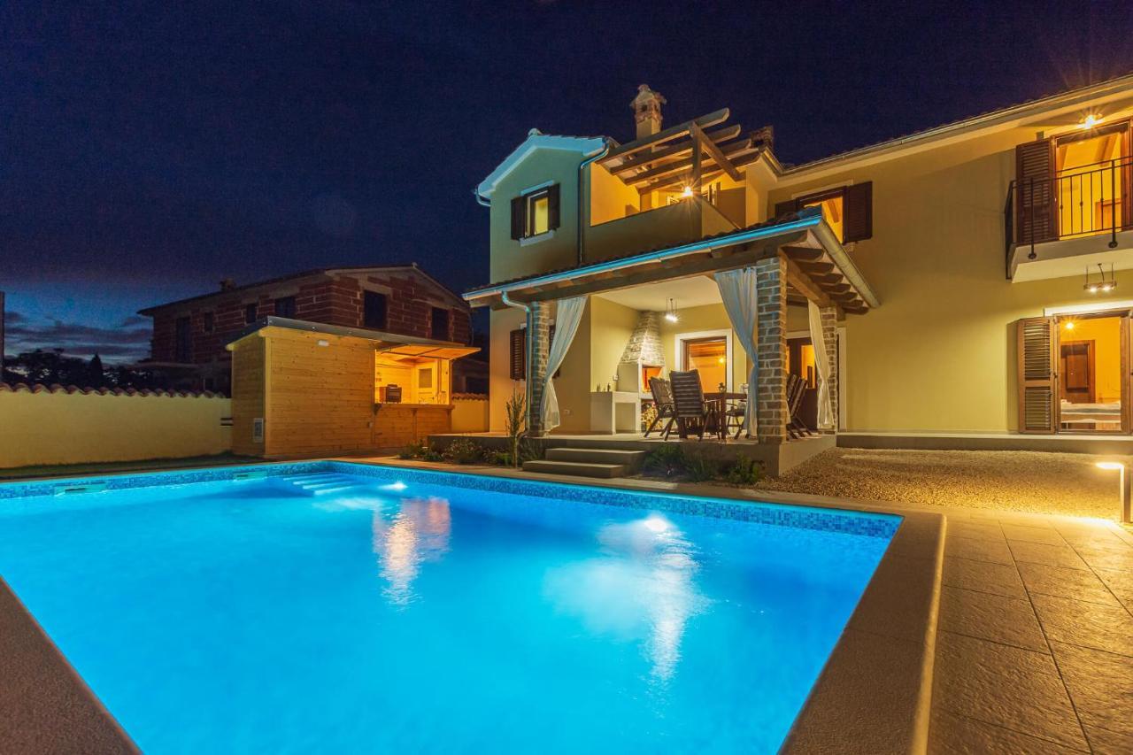 David - Luxurious Secluded With A Heated Pool *