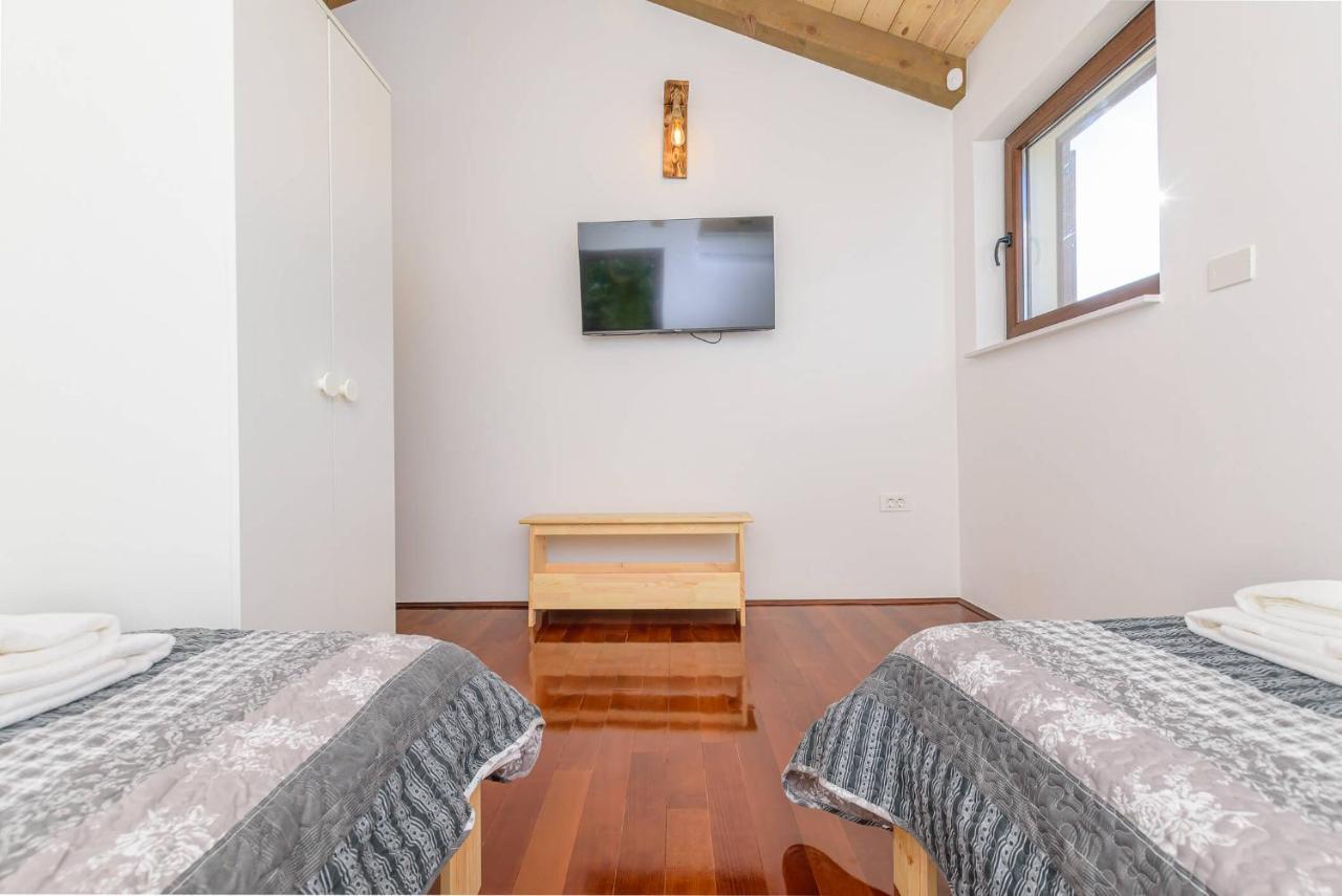 David - Luxurious Secluded With A Heated Pool