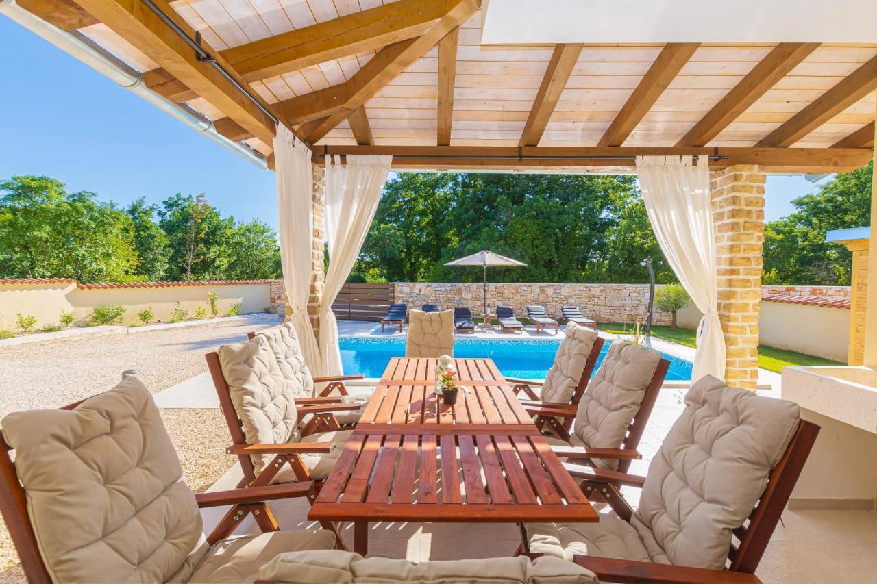 David - Luxurious Secluded With A Heated Pool