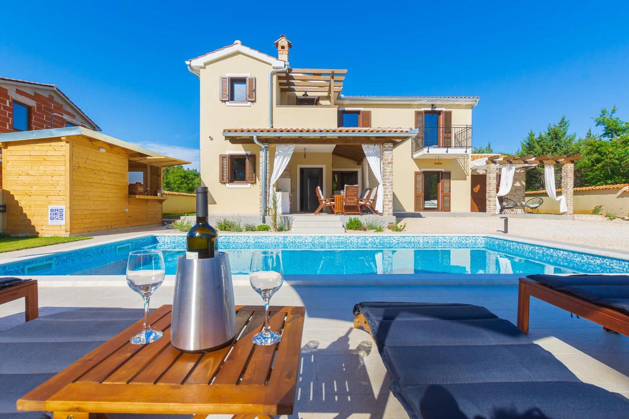 David - Luxurious Secluded With A Heated Pool *