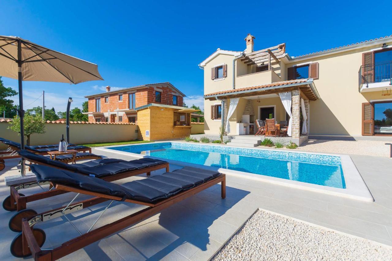 Villa David - Luxurious Secluded With A Heated Pool