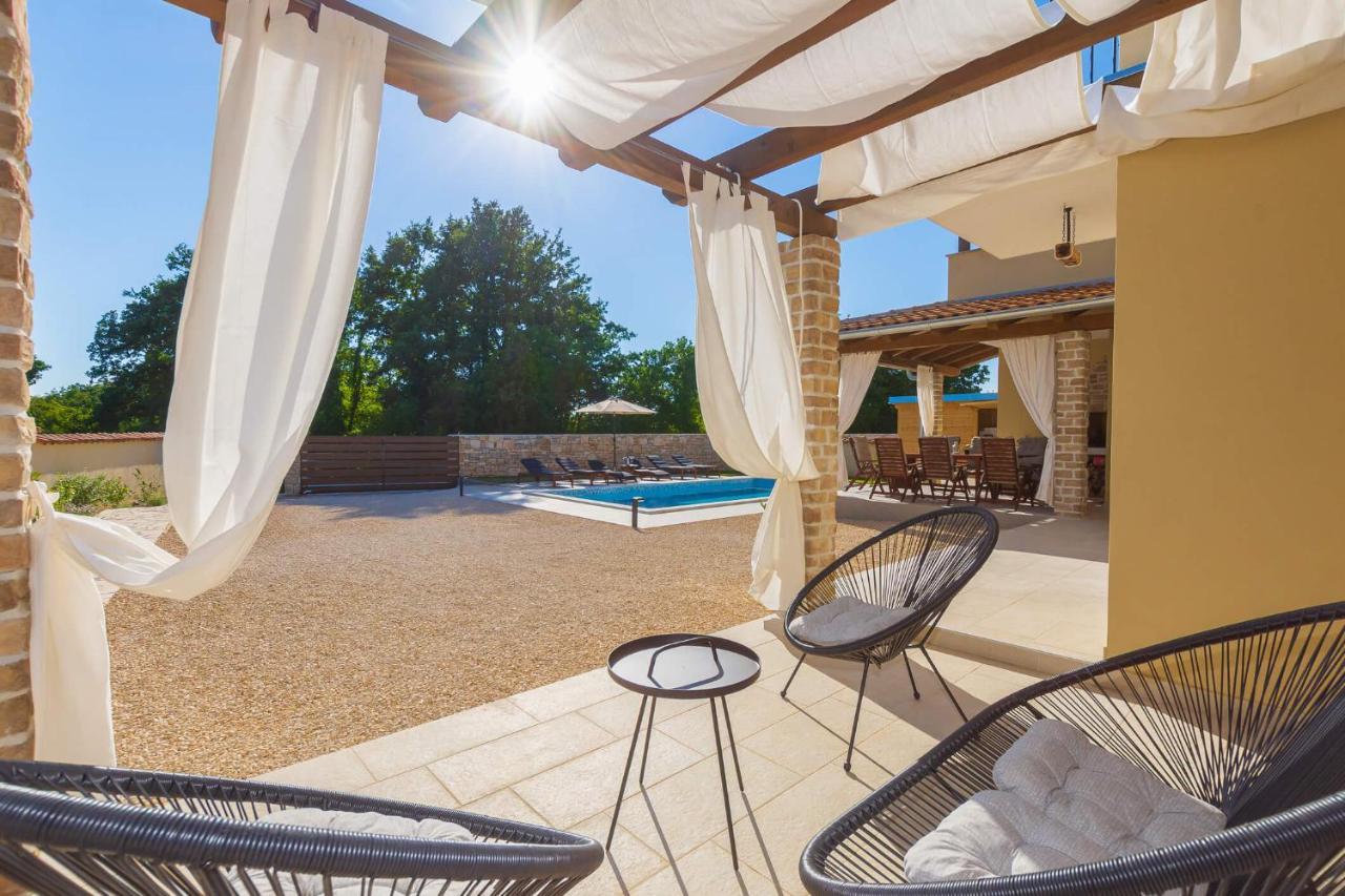 David - Luxurious Secluded With A Heated Pool