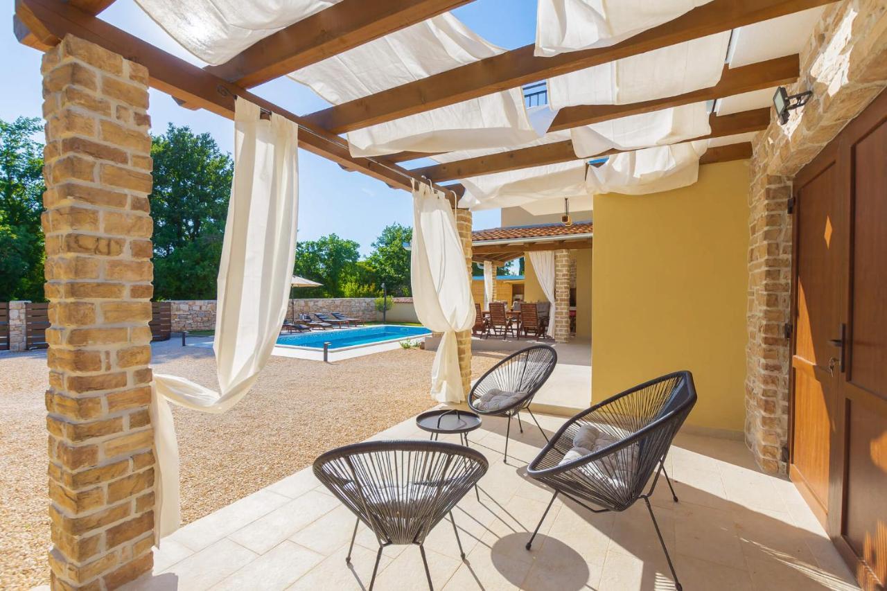 David - Luxurious Secluded With A Heated Pool *