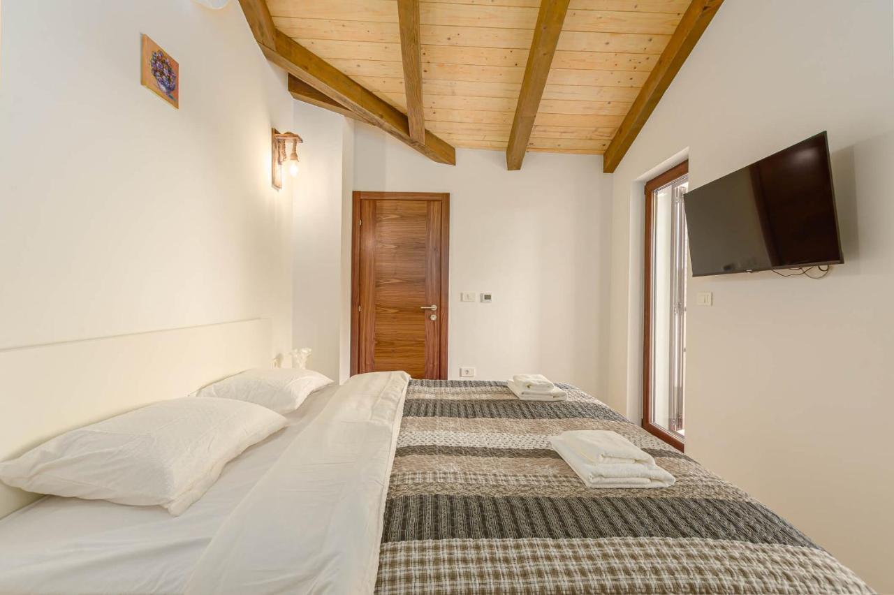 David - Luxurious Secluded With A Heated Pool Villa Butkovici (Istria)